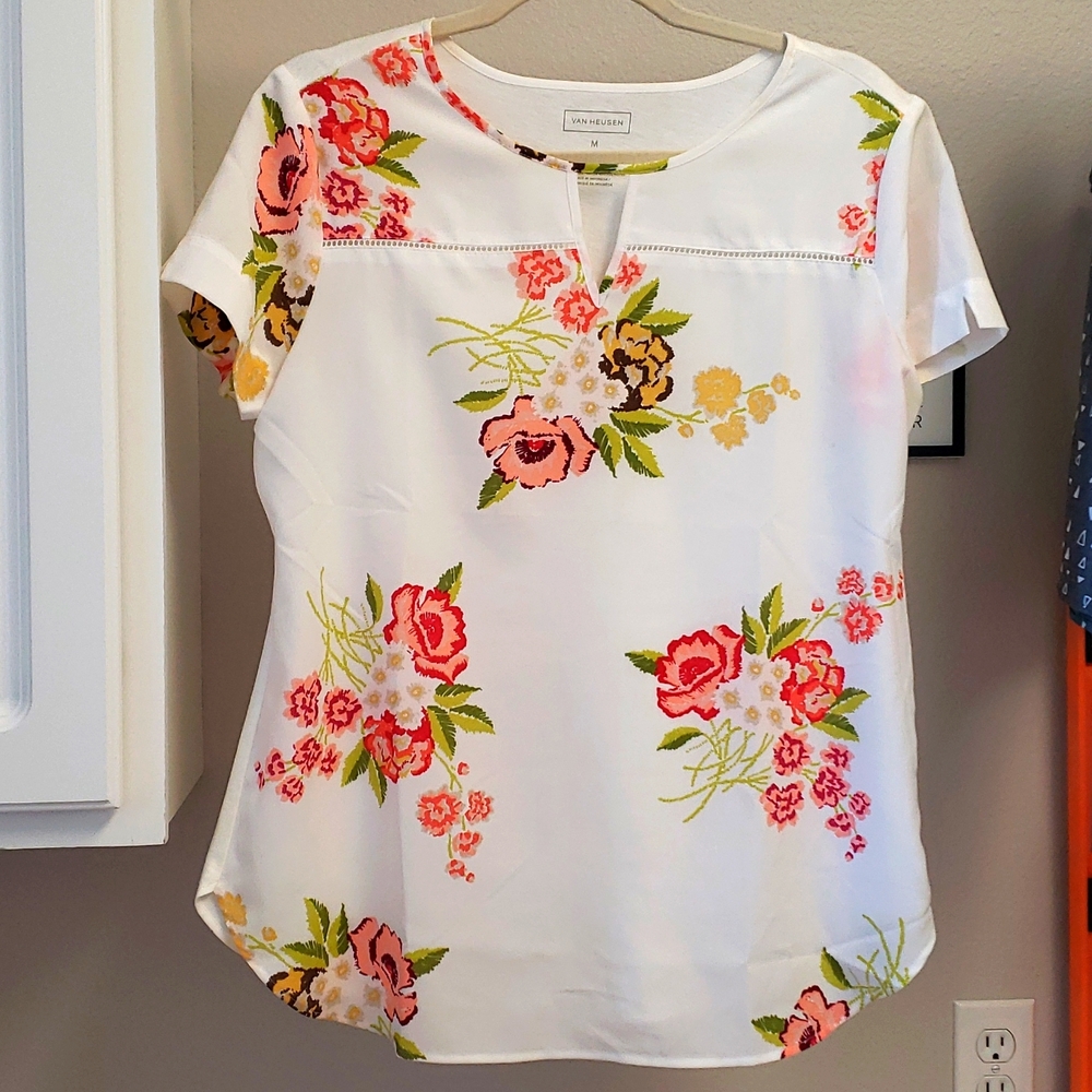 Women blouse,  Size Medium, white with flowers